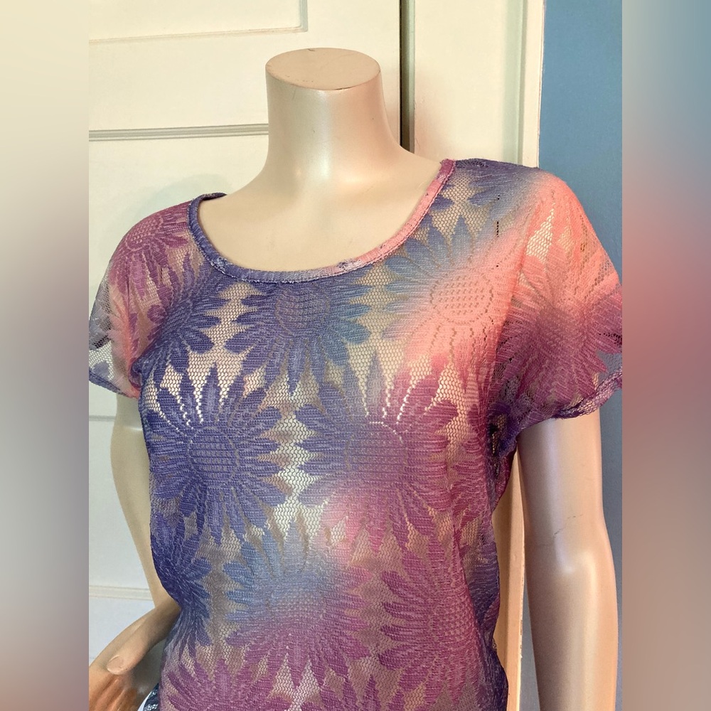 🌸Rainbow Floral Sheer Short Sleeve Maurices Shirt, Size Medium